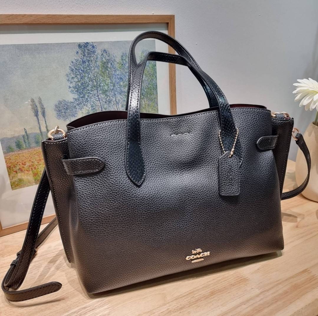 COACH HANNA CARRYALL IN SIGNATURE CANVAS / CH187 / CH195 / CH542 น้องใหม่ เรียบหรู ดูแพง กับกระเป๋าถือ/สะพายทรงสวย คงความคลาสสิค ดีไซน์ตกแต่งสายคาดจับจีบข้างกระเป๋าเพิ่มดีเทล มาพร้อมหูจับในตัว