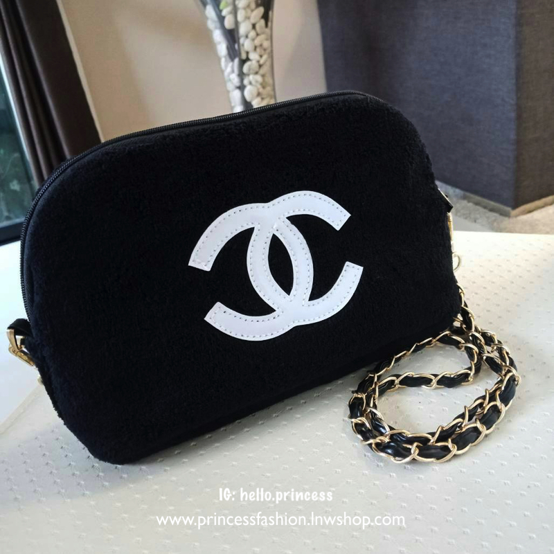 New Arrival!! อีกหนึ่งทรงขายดี กับรุ่นนี้คะ Chanel Precision wolf crossbody bag with chain กระเป๋าทรงโดมผ้าวูฟขนนุ่มเต็มใบ ด้านหน้าปักโลโก้CC หนังแก้วสวยหรู ด้านในเปิดปิดด้วยซิปบุผ้าสีแดงปั้มแบรนด์สวยหรู สายโซ่อะไหล่รมควัน ถอดถือเป็นคลัชต์ออกงานได้! 2IN1 