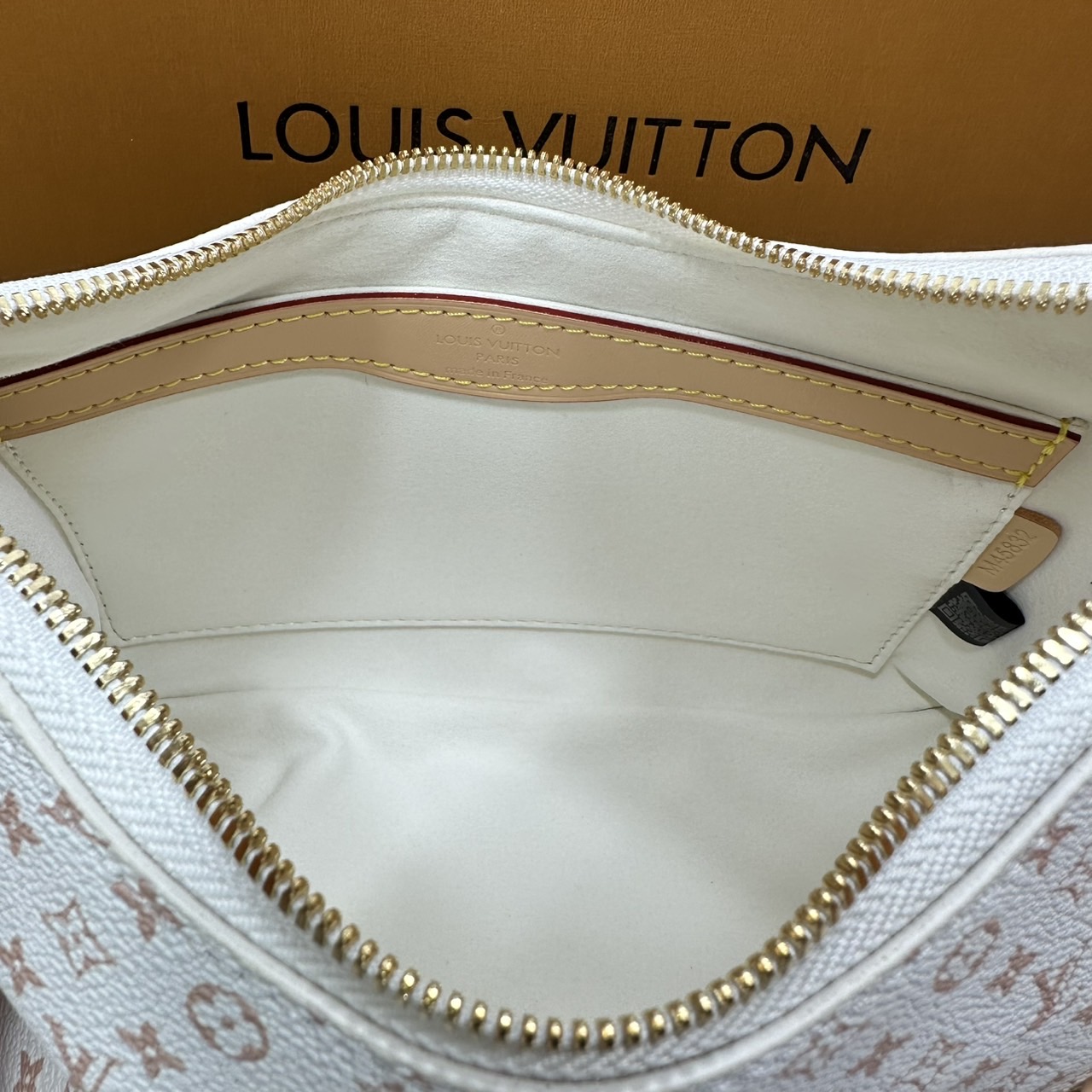 ORI หนังแท้ | LV Boulogne PM bag กระเป๋าสะพายทรงโฮโบ ดีไซน์อเนกประสงค์จาก Monogram แคนวาสคลาสสิก มีสายสะพายแบบถอดออกได้ เลือกสะพายเฉียง สะพายไหล่แบบสายยาว หรือสะพายไหล่แบบสายสั้นได้ตามต้องการ เมื่อถอดสายออก