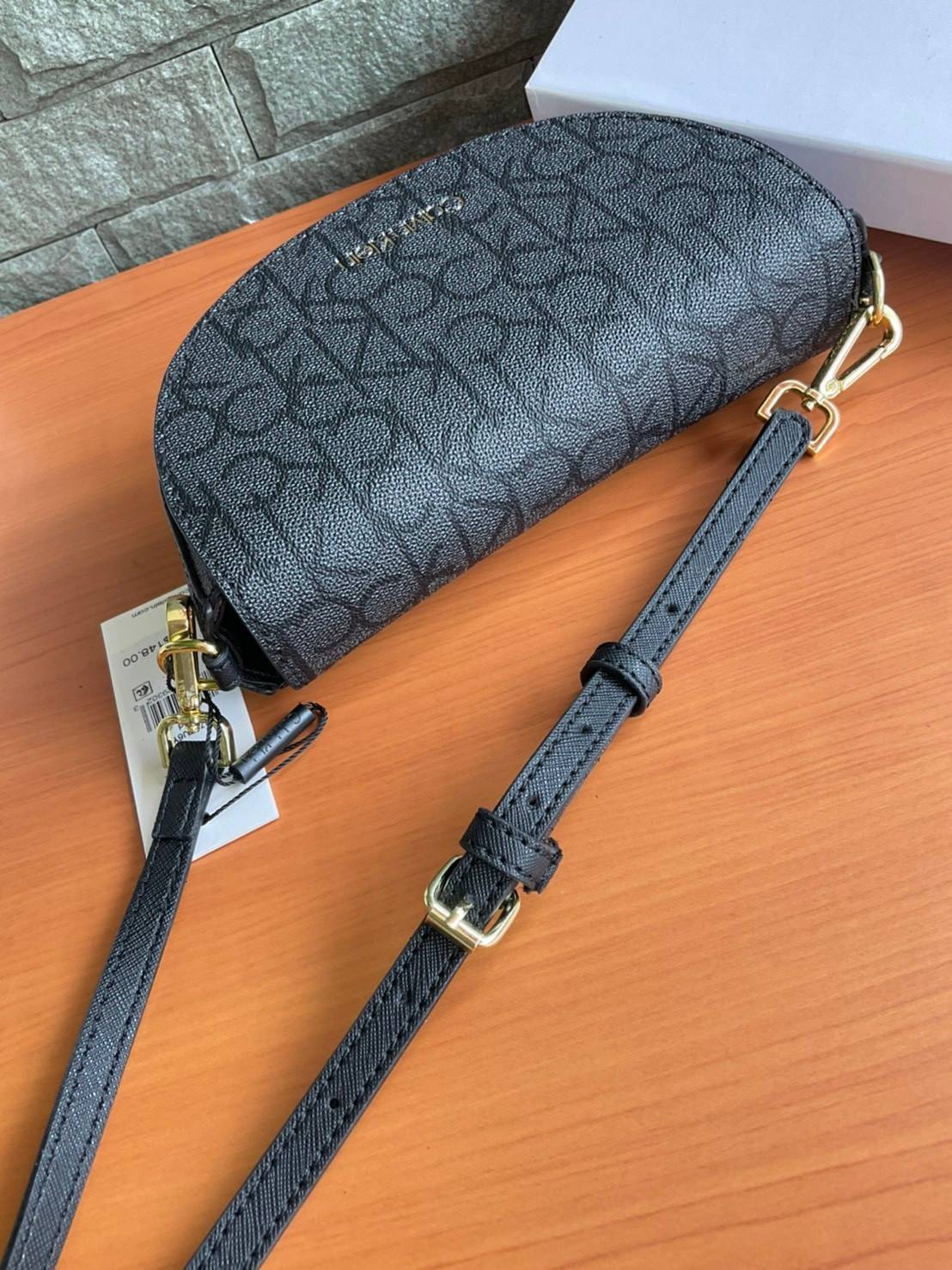 ของแท้ 💯% Calvin Klein Monogram Crossbody Bag กระเป๋าสะพายทรงครอสบอดี้ กระเป๋าคลัทช์ ทรงครึ่งวงกลม ขนาดน่ารัก ลายโมโนแกรมรอบใบ