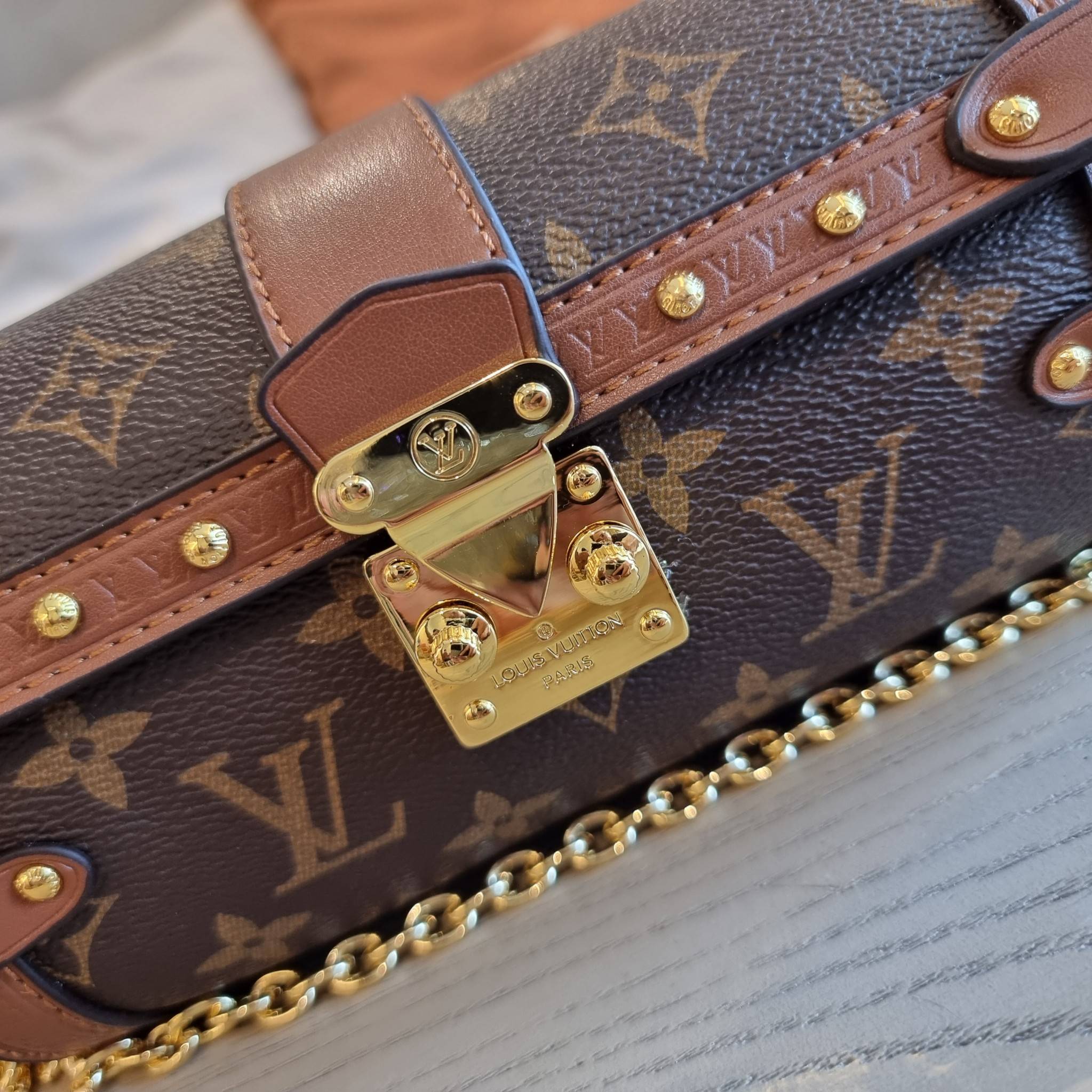 LV PAPILON TRUNK BAG กระเป๋าทรงสวย ดีไซน์หรู ไม่เหมือนใคร มีสายมาให้ 2 เส้น สายโซ่และสายหนังสปอร์ตเส้นใหญ่ วัสดุหนังแคนวาส เปิดปิดด้วยตัวกดล็อค ภายในโล่งกว้าง ใส่ของได้สบายๆที่สำคัญ ใบจริงสวยสุดคุ้ม งานหายาก ที่ไม่อยากให้สาวๆพลาดกันจ้า มาพร้อม box set ให้