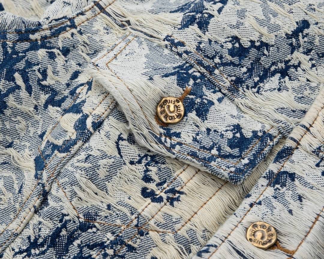 LV Classic Denim Jacket / LOUIS VUITTON Jacket เสื้อแจ็คเก็ตเดนิมทรงคลาสสิก เกรดออริจินอล มีป้ายแท็กที่คอเสื้อ ใส่ได้ทั้งผู้หญิงผู้ชาย พร้อมส่งที่ไทย ภาพสินค้าถ่ายจากงานขายจริง ใช้งานต่างประเทศได้