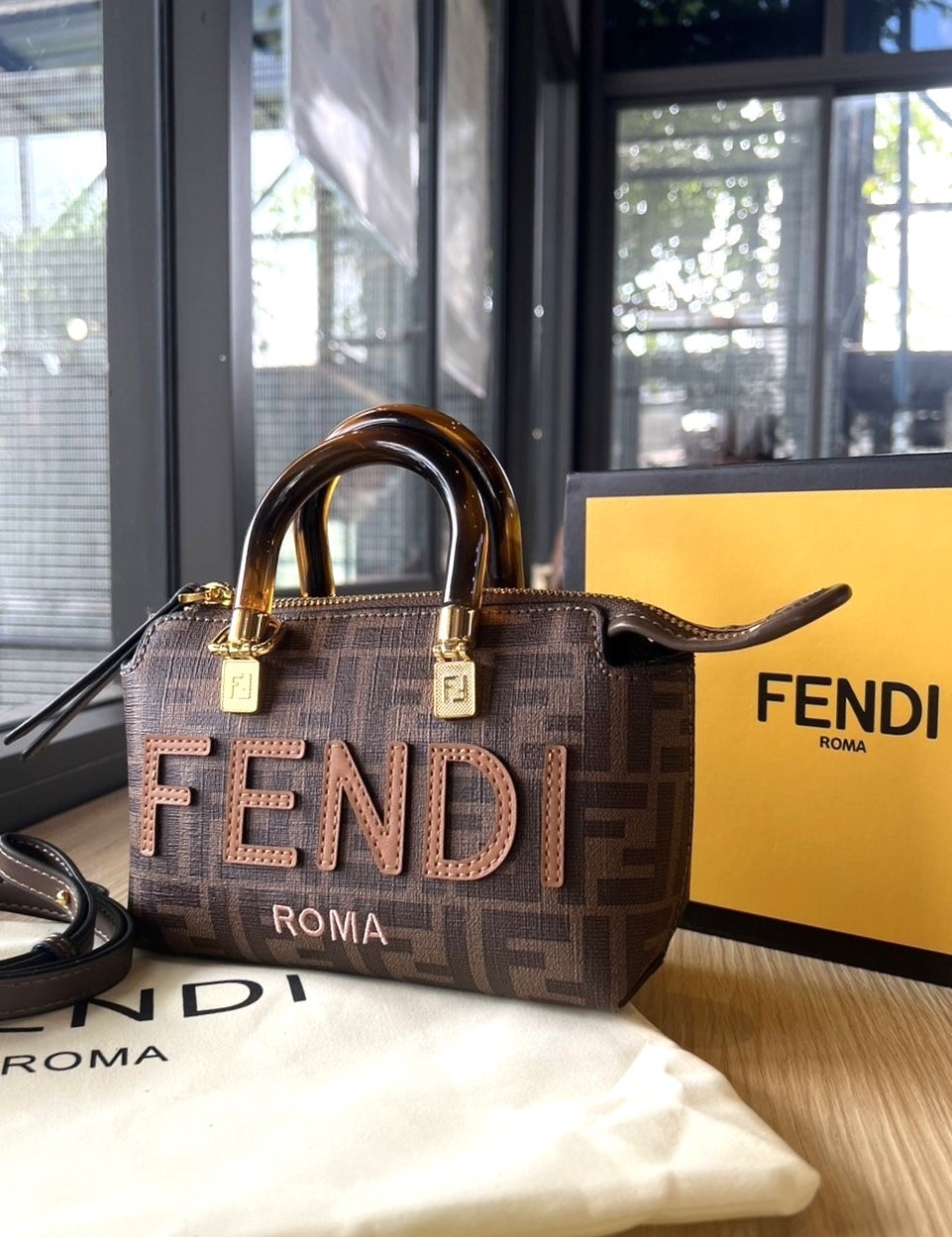 FENDI By The Way Mini Small brown FF fabric Boston bag / FENDI Bag พร้อมส่ง กระเป๋าสะพายใบเล็ก ผลิตจากผ้าแจ็คการ์ดลาย FF เป็นเอกลักษณ์ **สินค้าเกรดออริจินอล 1:1 สลับแท้