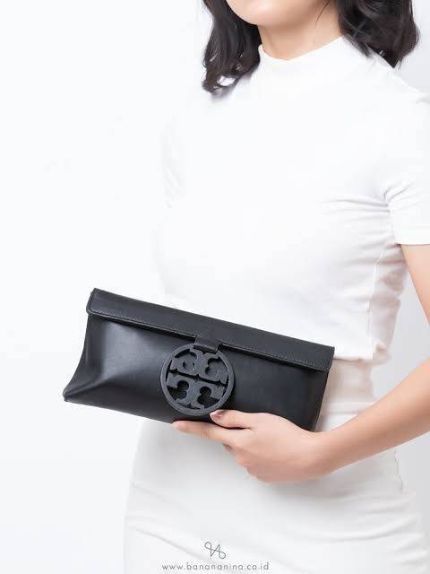 Tory burch Miller Metal clutch กระเป๋าคลัทช์ดีไซน์เรียบหรูออกแบบมาได้อย่างลงตัว ด้วยรูปทรงที่สวยงามและทันสมัย จากแบรนด์ Tory Burch ขนาดกำลังดี สามารถใส่กระเป๋าสตางค์หรือเครื่องสำอางค์ได้ตามขนาดกระเป๋า ในเรื่องของดีไซน์และLogo DoubleT เฉดเดียวกับสีของกระเป
