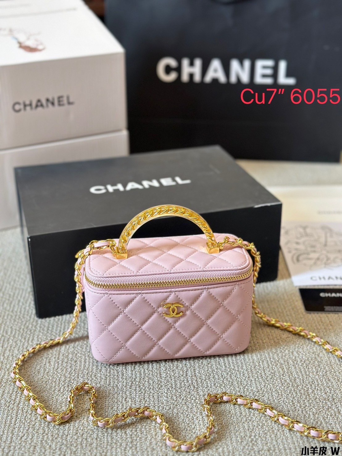 CHANEL Vanity Top Handle Bag / Chanel makeup bag กระเป๋าใส่เครื่องสำอางค์สวยหรู น่ารักลูกคุณหนูต้องยกให้ใบนี้เลยค่า น้องโดดเด่นที่หูจับโซ่สีทองสวยเงางาม ด้านในกว้างขวาง จะใช้เองหรือเป็นของขวัญ ของฝาก แนะนำรุ่นนี้เลยค่ะ!