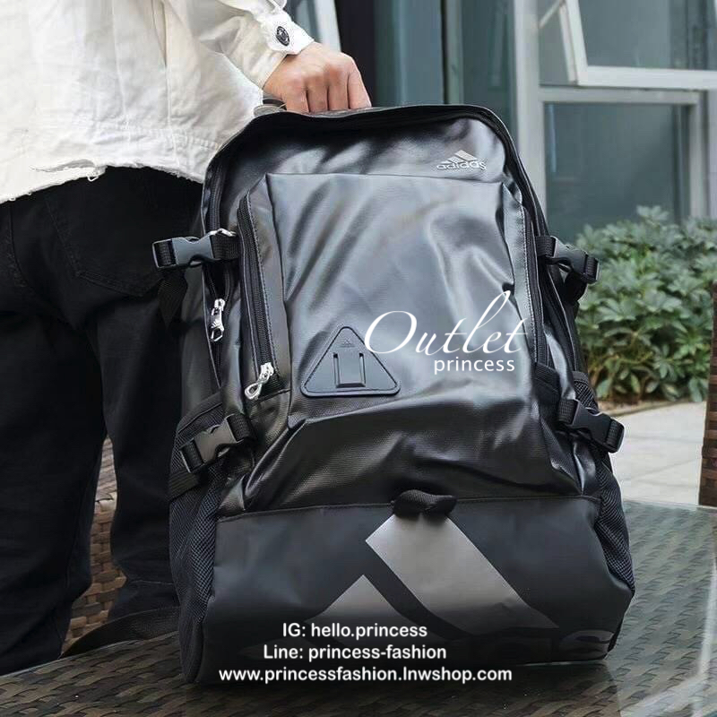 Adidas Adidas BTS BP1 [AZ8644] Backpack Black กระเป๋าเป้สะพายหลัง รูปทรงคลาสสิคคลาสสิกเรียบง่ายในแบบอาดิดาส รองรับทุกการใช้งานที่คต้องการ กระเป๋าสะพายหลังใบนี้ผลิตจากโพลีเอสเตอร์เบาและกันน้ำ ออกแบบให้จุได้เยอะและเก็บทรงไม่ให้ดูเทอะทะ ไม่ว่าจะเป็นหนังสือหร