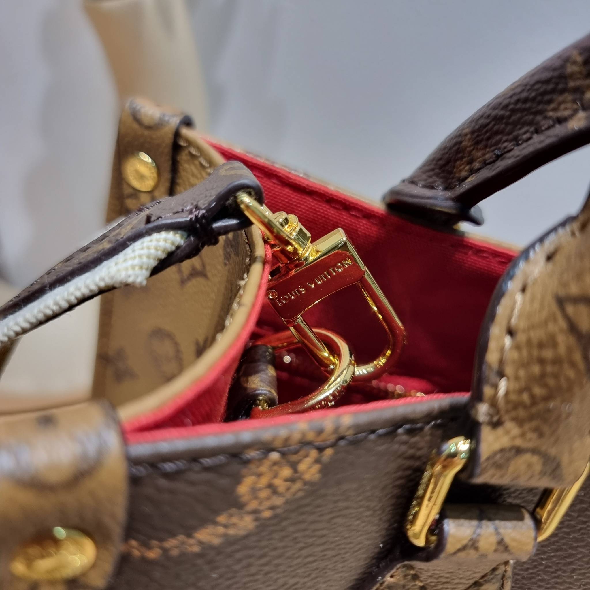 LV Onthego Small Bag กระเป๋าทรงโท้ทดีไซน์ใหม่ พร้อมสายสะพายสปอร์ตและใบลูก LV small tote with strap โทนสีคลาสสิคใช้งานง่าย ตอบโจทย์ได้ทุกลุค ทุกสไตล์