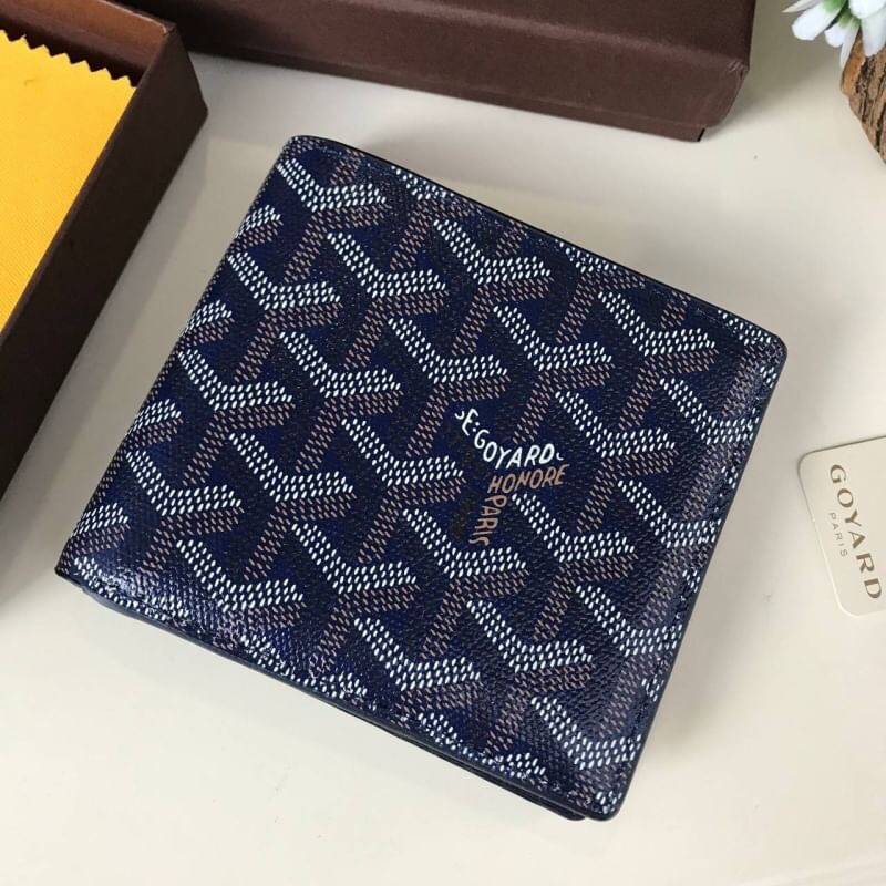 VIP GIFT 】GOYARD Victoire Bifold Wallet กระเป๋าสตางค์ผู้ชายใบสั้น พร้อมส่ง 6 สี พร้อมกล่องสวยหรูน่าใช้มากค่ะ อีกรุ่นที่ยอดขายไม่เคยตก 🤑🤑 ใบจริงดูผู้ดี ดูแพง!! ภายในมีช่องใส่บัตรได้เยอะ ใส่ธนบัตรได้ทุกใบ ห้ามพลาดจร้าา!! ((รุ่นเดินด้ายโทนสีเ