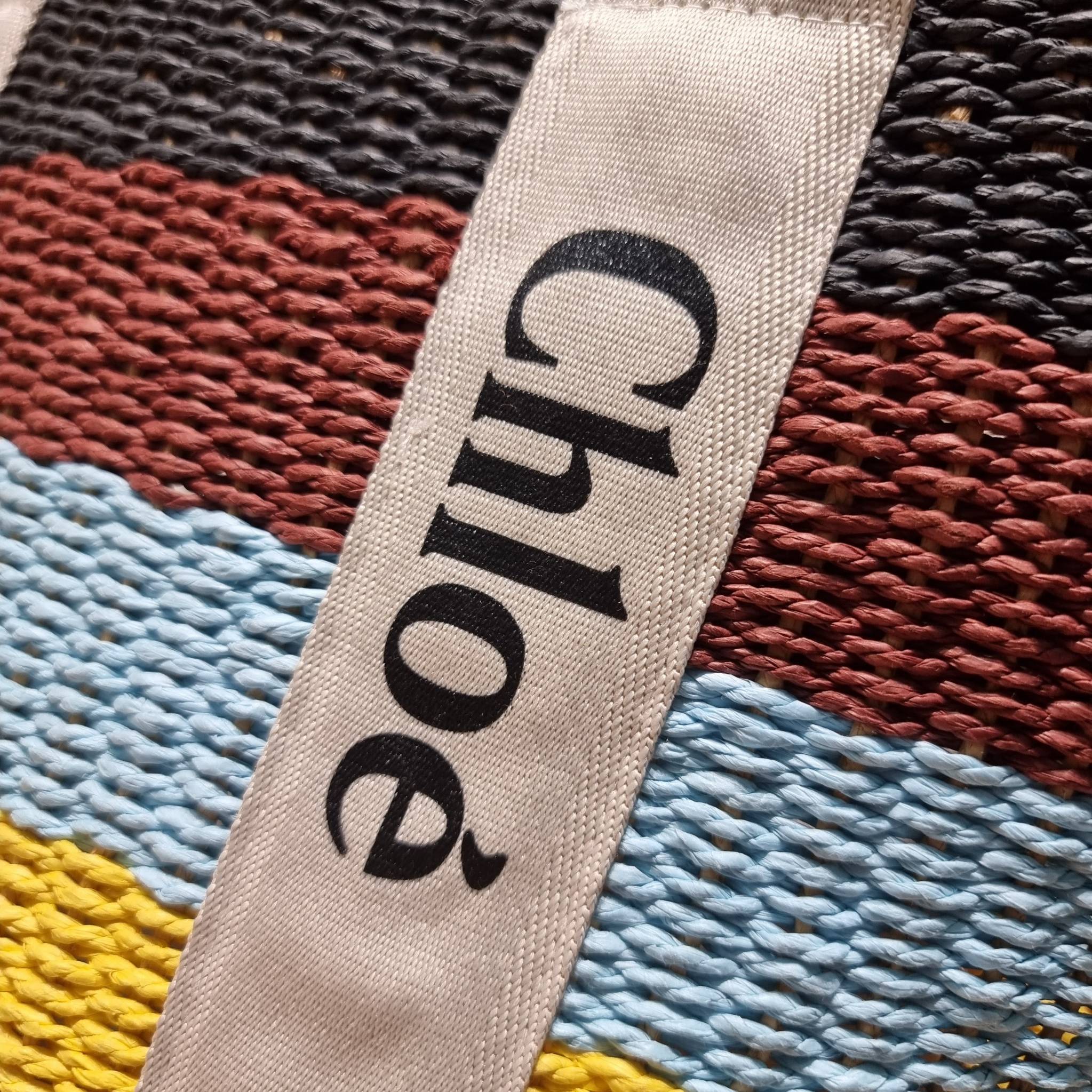 CHLOE LARGE WOODY BASKET Multicolor กระเป๋าสะพายสานทรงตะกร้า ยอดฮิตติดลมของแบรนด์ ด้วยวัสดุสังเคราห์จากธรรมชาติ สานทอเต็มใบออกมาเป็นลวดลายสวยงาม