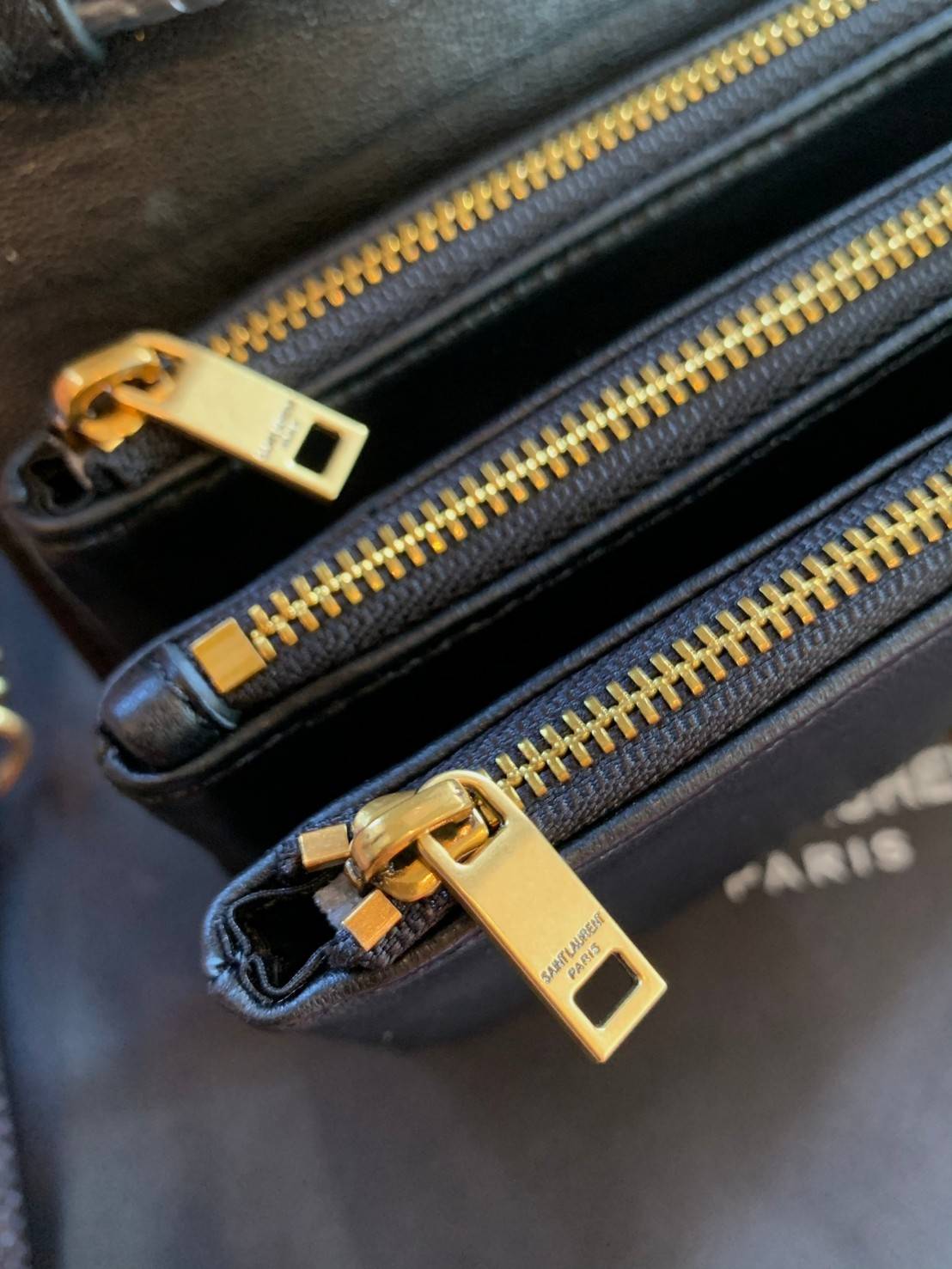 Yves Saint Laurent Shoulder Bag//Clutch Bag พร้อมส่งที่ไทย ทันใช้สงกรานต์นี้กันค่าา! กระเป๋าสะพายข้าง หรือสามารถทบสายเป็นสายคู่เป็นแบบคล้องไหล่ได้และสามารถถอดสายออกถือแบบคลัทออกงานก็ยิ่งสวยโดดเด่นมากๆเลยค่ะ หนังแท้อย่างดี หนังนิ่มน่าใช้ หลงไหลน้องแน่นอนค่