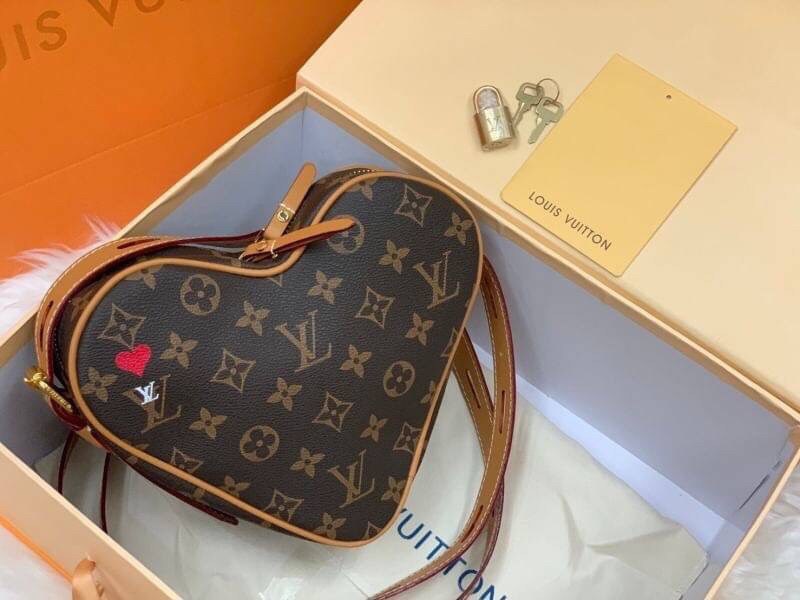 VIP GIFT 】หนังแท้ LOUIS VUITTON Monogram Game On Coeur "HEART" กระเป๋าสะพายรูปทรงหัวใจดีไซน์เผ็ดมากกก!! ภายในเป็นช่องโล่ง สายสะพายปรับใช้ได้ตามสะดวก ใบจริงสวยงามเบอร์ล้าน สาวๆ ต้องหลงรักแน่นอนเลยค่ะ