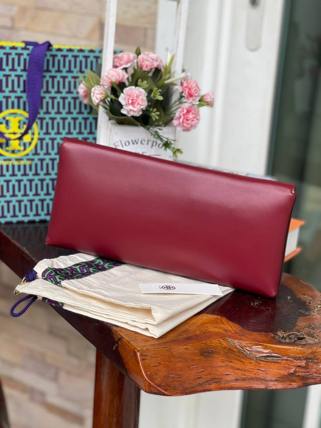 Tory burch Miller Metal clutch กระเป๋าคลัทช์ดีไซน์เรียบหรูออกแบบมาได้อย่างลงตัว ด้วยรูปทรงที่สวยงามและทันสมัย จากแบรนด์ Tory Burch ขนาดกำลังดี สามารถใส่กระเป๋าสตางค์หรือเครื่องสำอางค์ได้ตามขนาดกระเป๋า ในเรื่องของดีไซน์และLogo DoubleT เฉดเดียวกับสีของกระเป