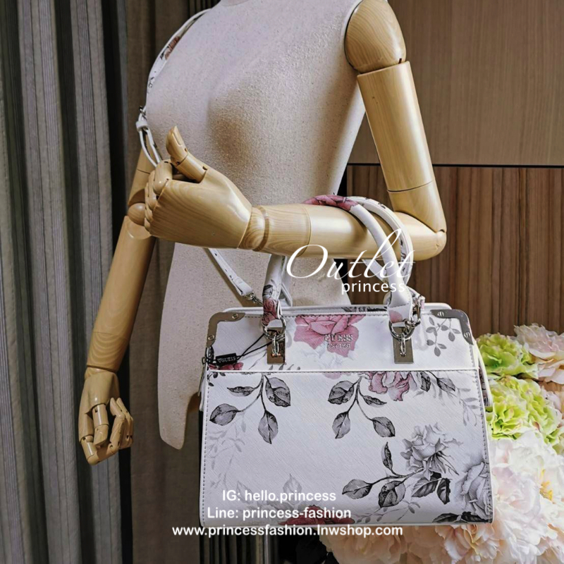 GUESS WOMAN CROSS BODY BAG กระเป๋าถือ/สะพายรุ่นใหม่ล่าสุดจาก GUESS FACTORY หนังสวยอยู่ทรงแข็งไม่ย้วย ขนาดกำลังดี น้ำหนักเบาด้านหน้าประดับโลโก้แบร์นพร้อมอะไหล่เงินที่หูหิ้วและมุมขอบกระเป๋าเพิ่มดีเทลเก๋ หูจับเเข็งแรงพับลงได้ เปิดปิดด้วยซิปสะดวกใช้ ภายในมีโล