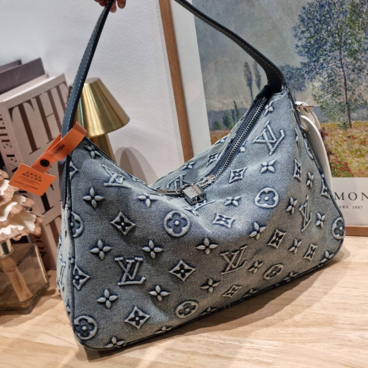 LV washed denim slouchy PM bag ใหม่ล่าสุด กระเป๋าทรงที่ใครๆก็ต้องมี ด้วยรูปทรงคลาสสิคและใช้งานง่าย ในดีไซน์สุดชิคเดนิมคมชัด