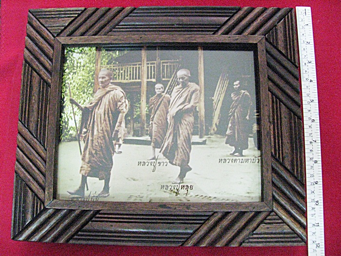 กรอบรปูภาพหลวงปู่มั่น หลวงปู่ขาว หลวงปู่หลุย และหลวงตามหาบัว ทำจากไม้สักค่ะ