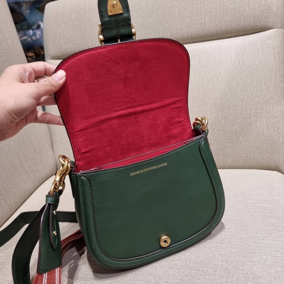 COACH C0749 BEAT SADDLE BAG The best item! ที่สาวๆรอคอย! ฮอตไฟลุก! สีหายาก ละมุนคุณหนู คอลเลคชั่นใหม่ ดีไซน์หรูหรา พิเศษมากๆมาพร้อมสายสะพาย 2 เส้น ใช้คู่กันหรือแยกสะพายก็สวยครบสูตร กระเป๋าสะพายทรง saddle คลาสสิค วัสดุหนัง glove-tanned ทนทาน เปิด-ปิดด้วยกร
