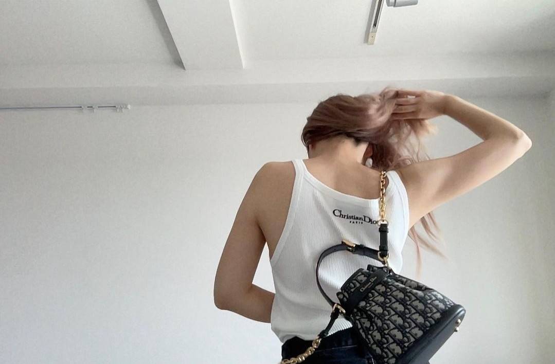 CD SMALL C'EST BAG 17cm / Dior bucket bag พร้อมส่ง กระเป๋าสะพายสุดคลาสสิค ดีไซน์หรู ไซส์เล็กกะทัดรัด ใช้งานง่าย สะพายได้ทุกโอกาส