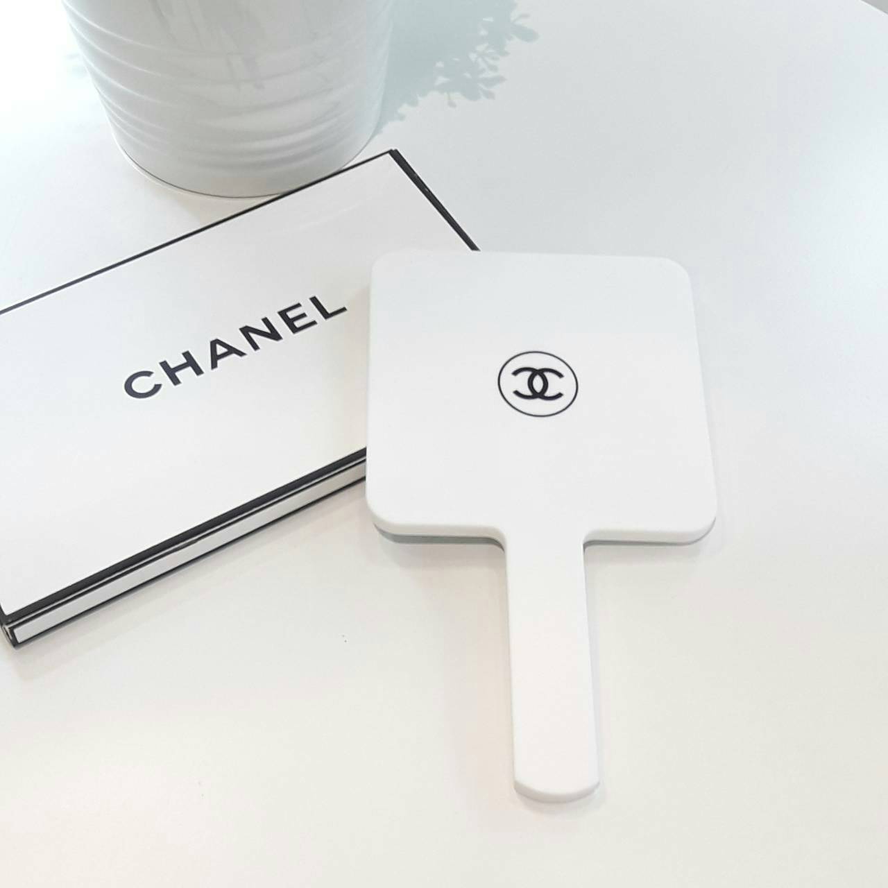 มีกระจกดีดีสักชิ้น ไว้พกติดตัวกันหรือยังคะสาวๆ? ทางร้านขอแนะนำ Chanel xoxo mirror กระจกแบบถือ ของสมนาคุณ จากแบรนด์ เครื่องสำอางค์ Chanel ตัวกระจกมีขนาดกะรัด ถือง่าย พกพาสะดวก ด้านนอกผิวลื่นเคลือบด้านสบายมือ ปั้มโลโก้แบรนด์ ด้านในเป็นกระจกใส จะส่องกี่ครั้ง