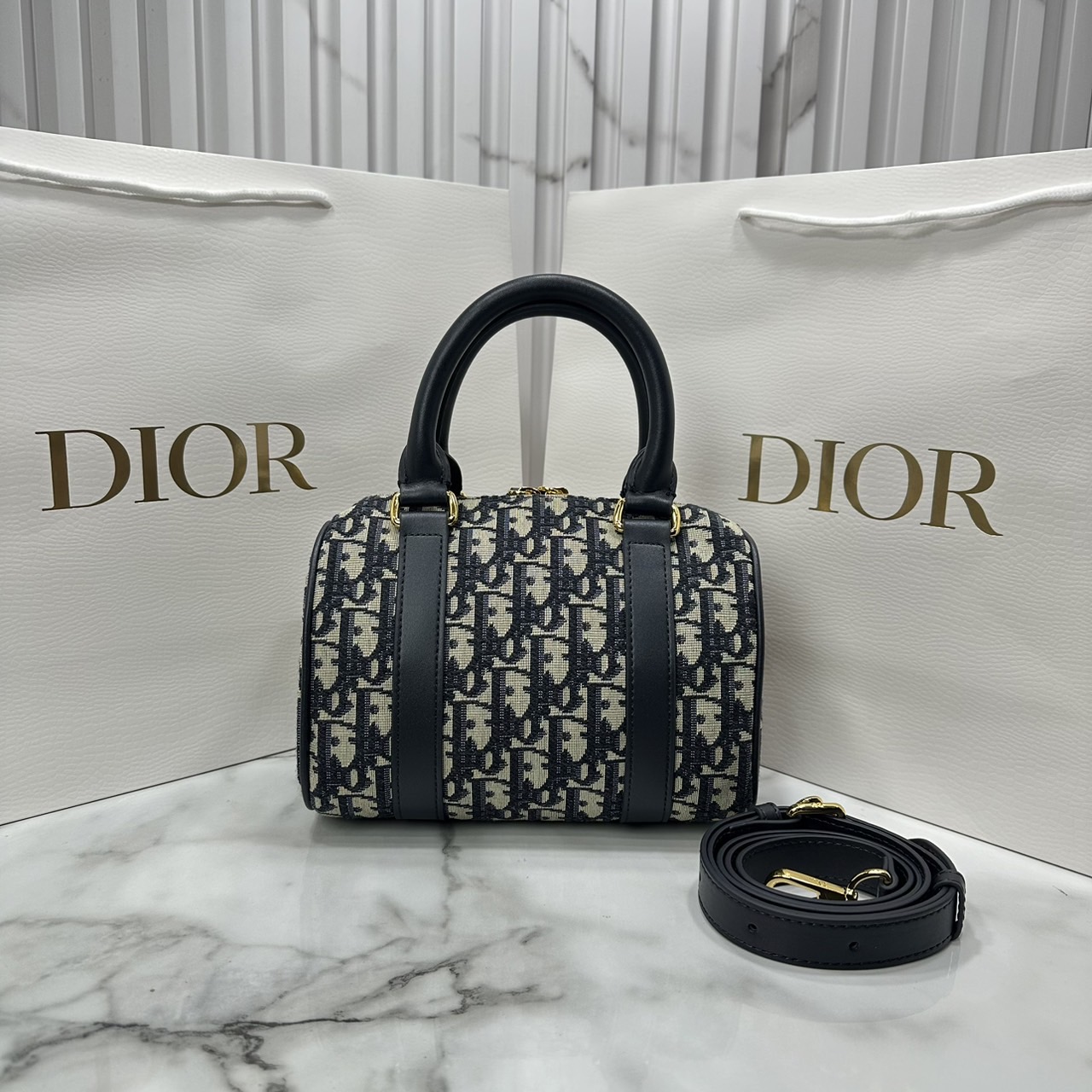DIOR Groove 20 Bag / Dior Keepall Macrocannage Leather / Oblique Jacquard กระเป๋าสะพายทรงบอสตัน Keepall ทันสมัยและสง่างาม ใช้งานได้ทั้งแบบสะพายไหล่หรือสะพายแบบครอสบอดี้ เหมาะเป็นไอเทมคู่ใจในชีวิตประจำวัน เกรดออริ 1:1