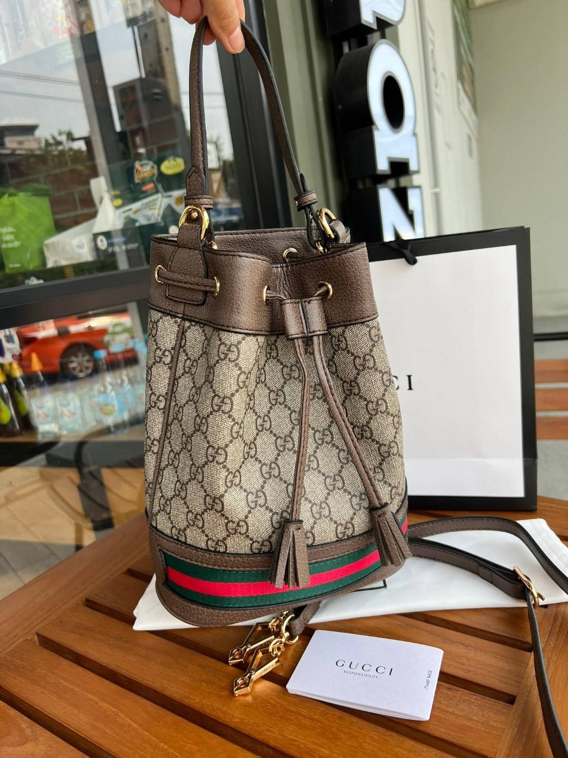 GUCCI Ophidia mini small GG bucket bag กระเป๋าถือหรือสะพายข้าง ขนาดเล็ก ทรงขนมจีบ วัสดุผ้าใบ+หนังแท้ พร้อมแถบลายทางสีเขียวและสีแดงด้านล่าง ด้านในโล่ง มี1ช่องเล็ก สายยาวถอดสายไม่ได้ ปรับระดับได้ ใบนี้เรียบหรูดูดีสุดๆไม่ควรพลาดค่า