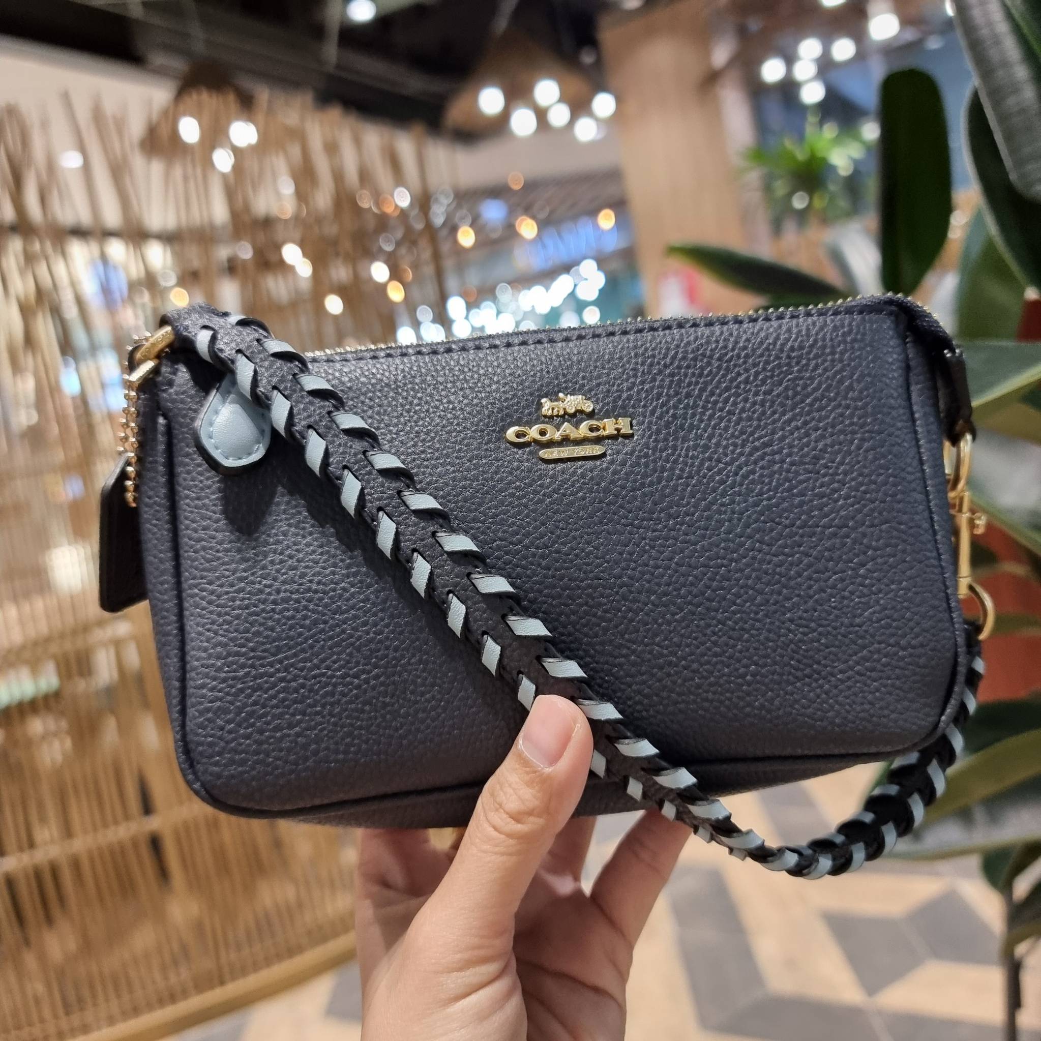 COACH C4233 NOLITA 19 WITH WHIPSTITCH คอลเลคชั่น rare item น่ารักน่าใช้ ในสไตล์คลาสสิค กระเป๋าทรงพอชขนาดมินิ ที่สามารถสะพายไหล่ และกึ่งคล้องมือใช้ได้ 2 สไตล์ ปรับสายให้มาเกี่ยวฝั่งเดียวเพื่อใช้เป็นคล้องมือ หรือปรับเกี่ยวอีกฝั่งใช้คล้องแขน คล้องไหล่ก็เก๋มา