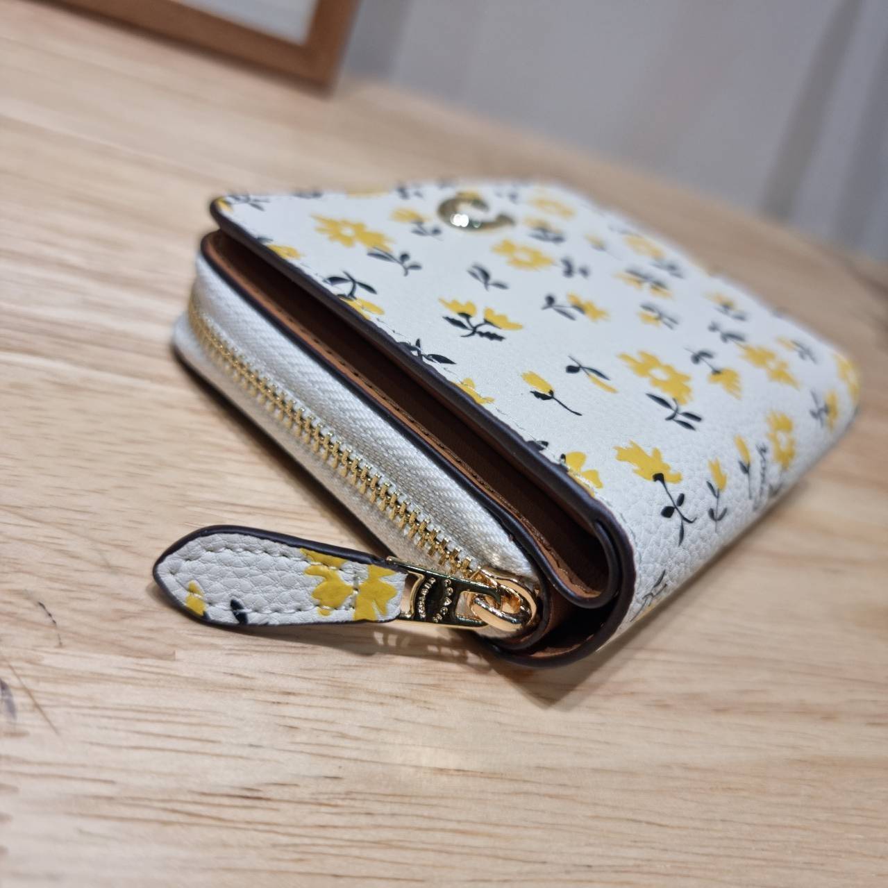 COACH CJ372 CR555 BILLFOLD WALLET WITH FLORAL PRINT กระเป๋าสตางค์ใบเล็กายดอกไม้ เกรดท็อปออริ เกรดดีสุด สลับแท้ 1:1 ใช้ต่างประเทศได้