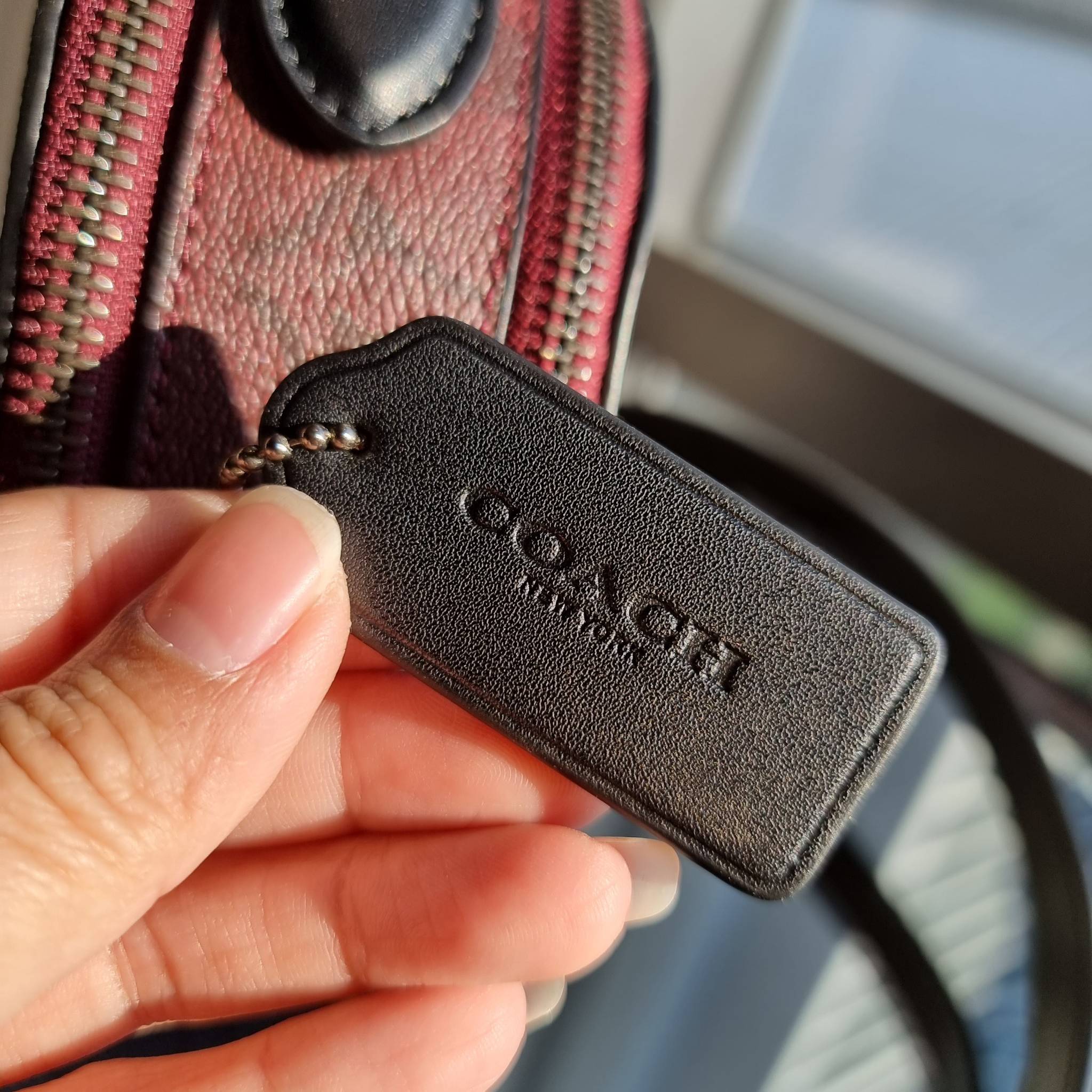 OUTLET 】COACH 1591 SERENA SATCHEL IN SIGNATURE CANVAS กระเป๋าสะพายคอลเลคชั่นยอดฮิต ดีไซน์ลุคผู้ดี ต้องยกให้น้องใบนี้เลย!! จัดสีขายดี สีลุคคุณหนูมาให้ สวยตาแตก!! วัสดุหนังแคนวาส เปิด-ปิดด้วยซิป 2 ช่องหลัก ภายในเป็นช่องโล่ง เก็บของได้แบบสบายๆ ใส่มือถือได้ทุ