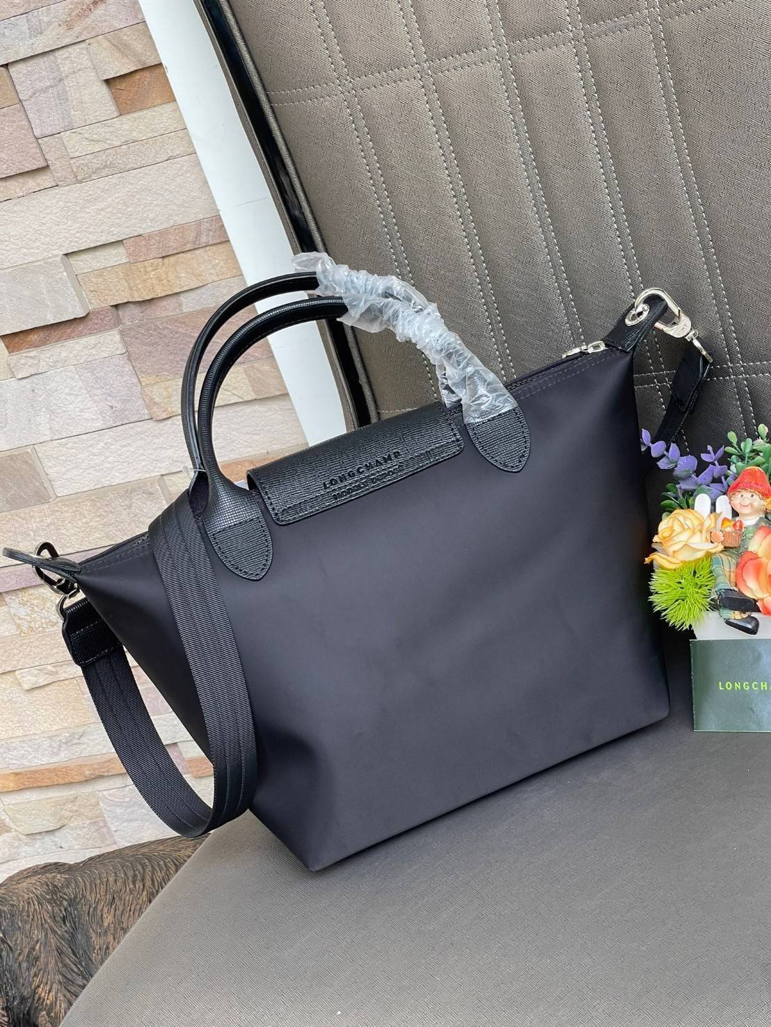 Longchamp Le Pliage Neo Size S มาพบกับกระเป๋ารุ่นยอดนิยม ที่สาวๆ ต้องมีไว้เก็บไว้สักใบ กระเป๋าโท้ทใบนี้ มาพร้อมกับสีที่มีสไตล์เรียบง่าย มีสายสะพายยาวช่วยให้คุณสามารถสะพายไหล่ได้อย่างสบาย ในขณะที่ที่ปิดแบบซิปช่วยให้คุณมั่นใจได้ว่าของด้านในมีความปลอดภัย Le 