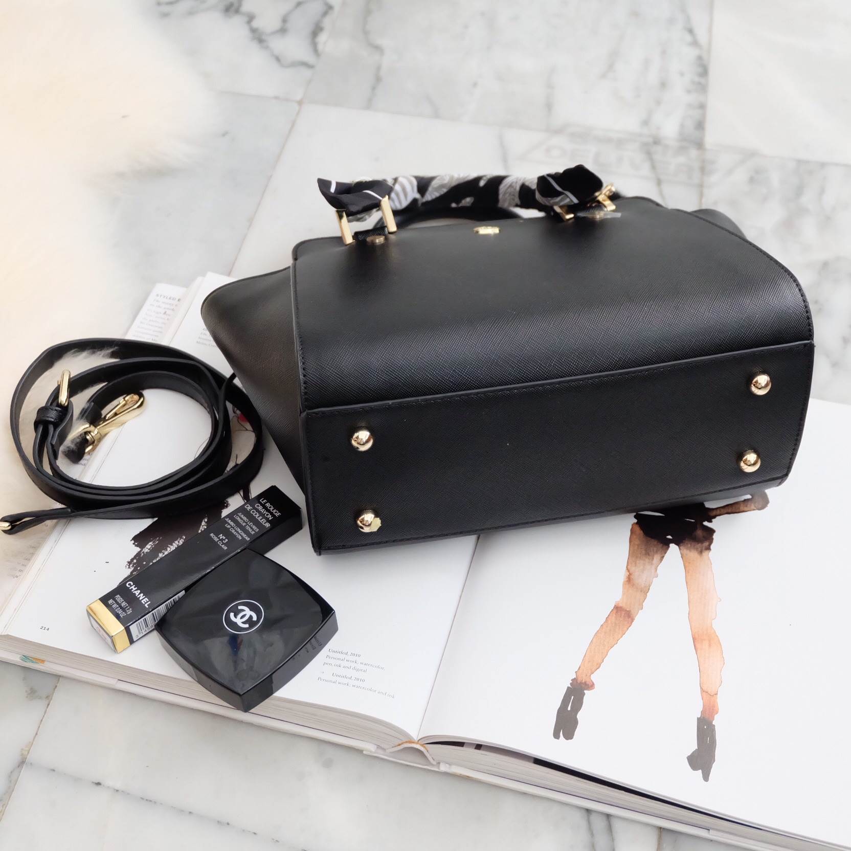 รุ่นขายดีตลอดกาล กระเป๋าหนัง saffiano สวยมากๆค่า รุ่น KEEP Infinite office bag สวย น่ารัก ขนาดตอบทุกโจทย์การใช้งาน เห็นแล้ว **หลงรักเลยคะ 🌲ตัวกระเป๋าขนาดกำลังดีหนังsaffiano ลายสวยที่สำคัญ ดูแลรักษาง่าย ประดับด้วยผ้าพันหูกระเป๋ารุ่นพิเศษ ทำให้กระเป