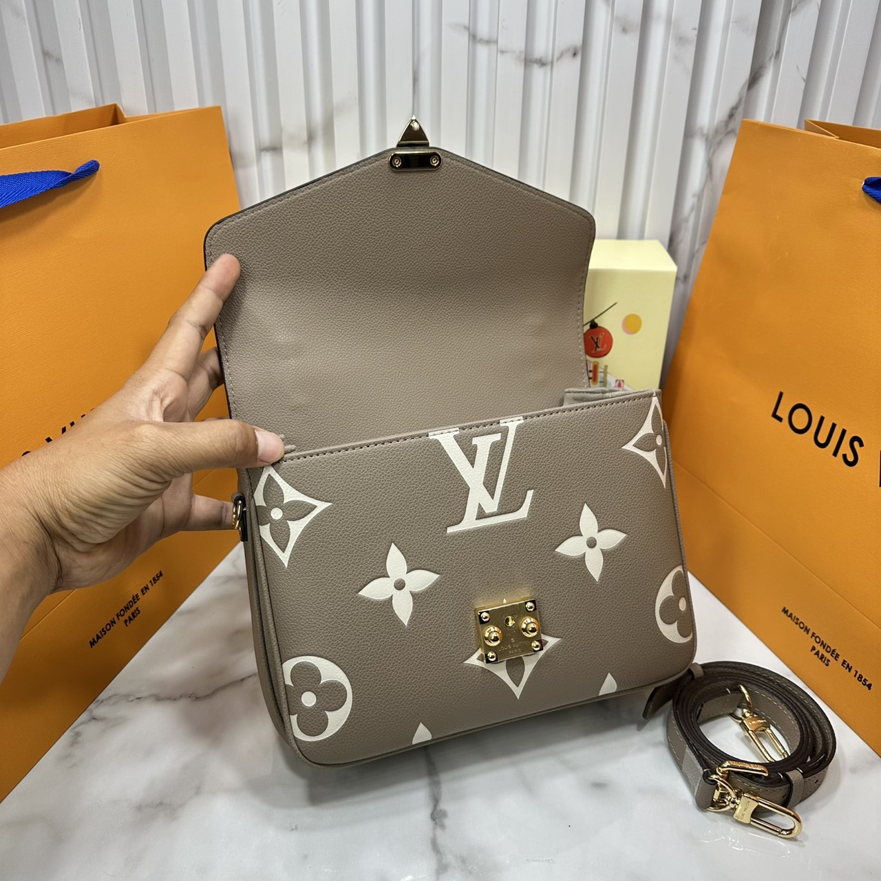 ORI หนังแท้ | LV Pochette Metis Monogram Empreinte leather กระเป๋าสะพาย อีกหนึ่งผลงานเด่นประจำฤดูกาล Spring 2021