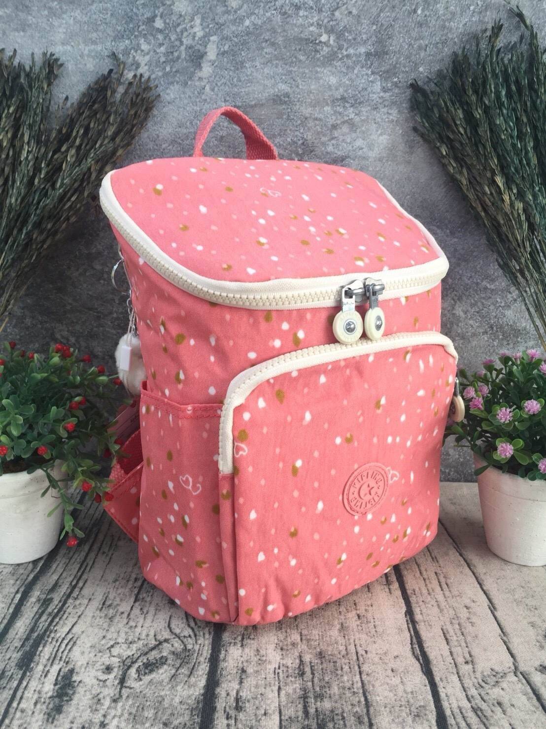 กระเป๋าเป้ Blakeney ไซส์ S จาก KIPLING ที่ออกแบบมาสำหรับผู้หญิง มาพร้อมดีไซน์เบาะรองรับหลัง ซึ่งเหมาะสำหรับ active lifestyle สามารถเก็บของได้อย่างจุใจแต่มีน้ำหนักเบา รวมถึงมีคุณสมบัติกันน้ำช่วยป้องกันให้ของในกระเป๋าปลอดภัยไร้กังวล