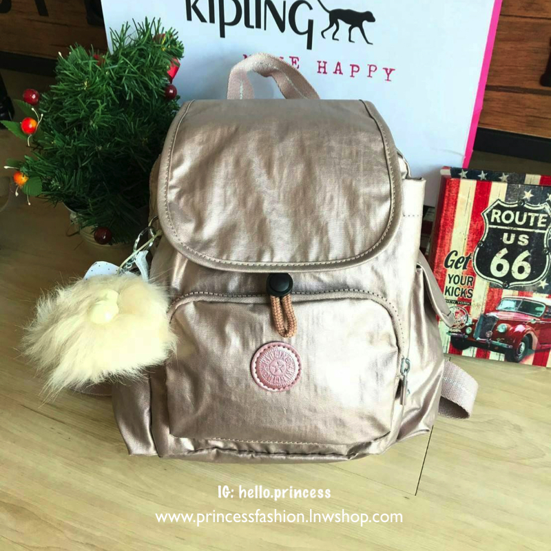 Kipling City Pack Backpack วัสดุPolyamide100% เป้ขนาดกลาง ที่เปิดปิดด้วยตัวล็อค2ชั้นด้วยกระดุมแม่เหล็กและซิป มีช่องใช้งานหลายช่องรวมถึงช่องซิปด้านหน้า มีลูกเล่นที่ด้านหลังมีช่องซิปสำหรับเก็บของและเก็บสายเป้ได้ หรือใช้สายจากเป้สะพายไหล่ได้ ประดับด้วยพวงกุญ