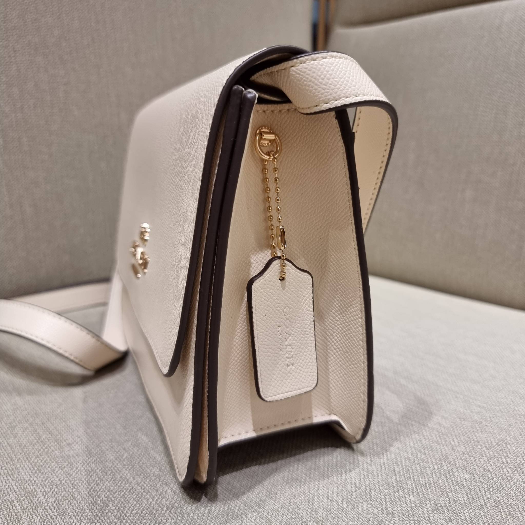 COACH C5632 BRYNN FLAP CROSSBODY แซ่บที่สุด ใหม่ที่สุด!! คอลเลคชั่นใหม่!! มองยังไงก็หลงรักละสายตาไม่ไหว กระเป๋าสะพายข้างลุคไฮน์ ที่ดีไซน์ออกมาได้ปัง และดูแพงมากๆ ด้วยดีเทลคลาสสิค รูปทรงใช้งานง่าย เรียบๆแต่มีดีเทล วัสดุหนัง crossgrain สวยคม!!! เปิด-ปิดด้วย