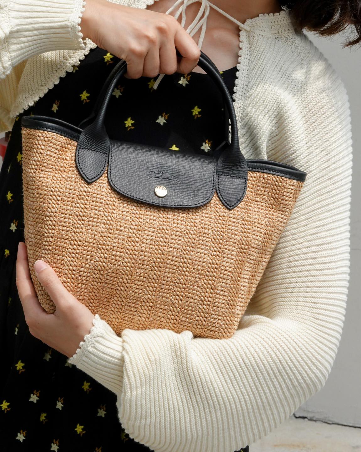 LONGCHAMP LE PLIAGE COLLECTION PAILLE TOP HANDLE BAG มี 3 ขนาด XS/S/M กระเป๋าถือหรือสะพาย งานสาน raffia ปากกระเป๋าตัดด้วยหนังสีดำ ลุคช์สุดเท่ของเหล่า Celebrities กับกระเป๋าปิคนิกสุดฮิตจาก Longchamp อย่าง Le Pliage Paille (เลอ ปลิยาจ ไพล์) ถือเป็นกระเป๋าที