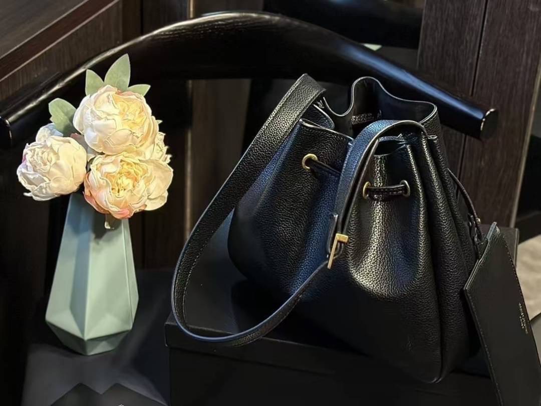 YSL PARIS VII flat hobo bag / YSL Bucket Bag กระเป๋าสะพายทรงโฮโบบัคเก็ต งานหนังเต็มใบ ฟังก์ชั่นสุดเลิศพร้อมเชือกรูด ดีไซน์รูปทรงใช้งานง่าย -- [รับตัวแทนกระเป๋า]