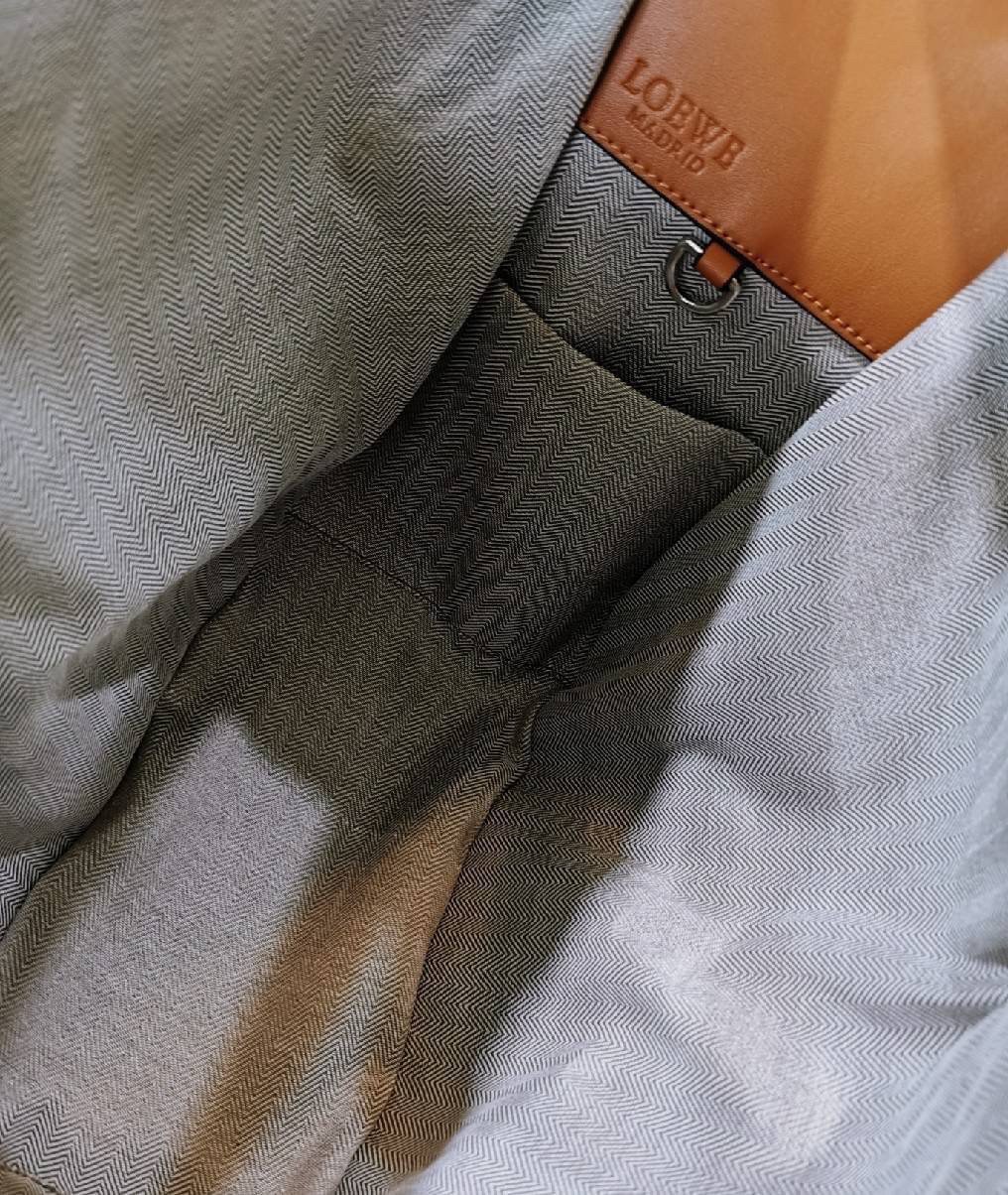 LOEWE HANDLE & SHOULDER BAG VIP GIFT WITH PURCHASE (GWP) กระเป๋าถือหรือสะพายหนังแท้พรีเมี่ยมกิ๊ฟ Limited จาก LOEWE PERFUME DUTYFREE รุ่น Rare items สุดๆวัสดุหนังแท้ Calfskin หนังสวยดีไซน์มีเอกลักษณ์ ใบใหญ่กำลังดี น้ำหนักเบา ด้านข้างมีซิปปรับขยายได้หลายทรง