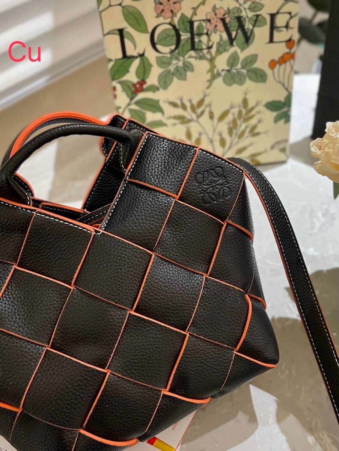 LOEWE WOVEN BASKET LEATHER BAG 20cm กระเป๋าสะพายถักทอด้วยความปราณีต ขนาดกำลังดีจุได้แบบเน้นๆ วัสดุหนังอย่างดีเต็มใบ หรูเลิศ