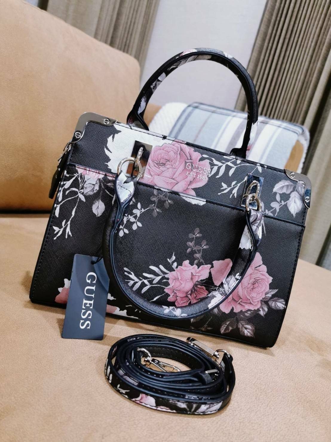 GUESS WOMAN CROSS BODY BAG กระเป๋าถือ/สะพายรุ่นใหม่ล่าสุดจาก GUESS FACTORY หนังสวยอยู่ทรงแข็งไม่ย้วย ขนาดกำลังดี น้ำหนักเบาด้านหน้าประดับโลโก้แบร์นพร้อมอะไหล่เงินที่หูหิ้วและมุมขอบกระเป๋าเพิ่มดีเทลเก๋ หูจับเเข็งแรงพับลงได้ เปิดปิดด้วยซิปสะดวกใช้ ภายในมีโล