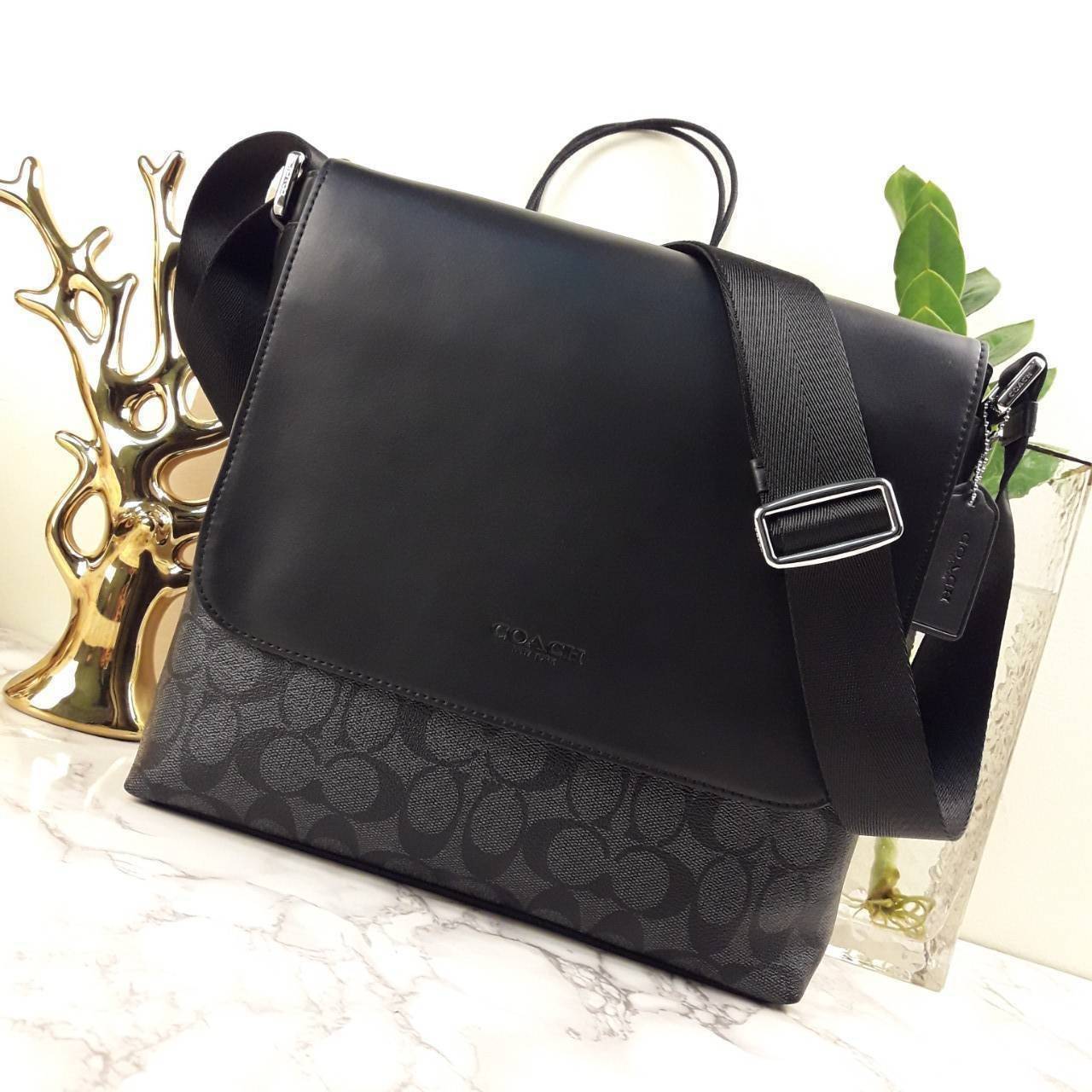 COACH CHARLES SMALL MESSENGER IN SIGNATURE (F54771)🌲ทั้งหล่อ ทั้งเท่มากๆขนาดนี้ ไม่ควรพลาด !! //สะพายข้างใบใหญ่ Unisex ใช้ได้ทั้งชายและหญิง // วัสดุแคนวาส ผสมหนังแท้อย่างดี อยู่ทรงสวย คุณภาพสุดๆ ฝาเปิดกระเป๋า ล็อคด้วยตัวล็อคแม่เหล็ก แน่นหนามากๆ ช่