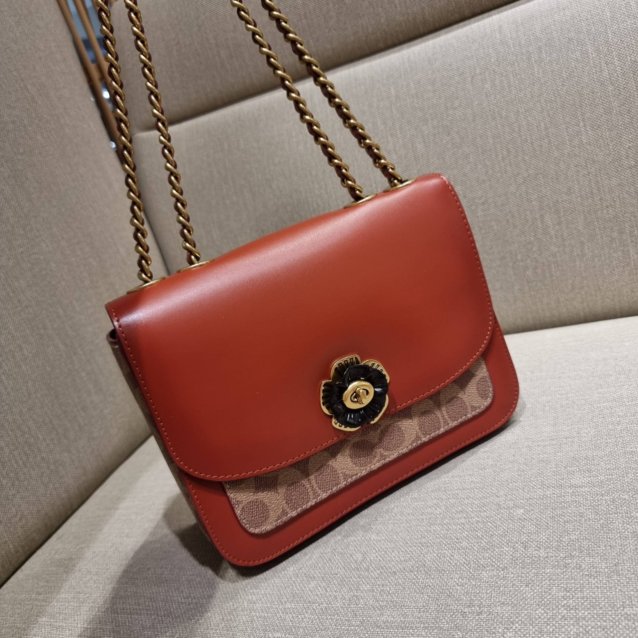 COACH C0827 MADISON SHOULDER BAG IN SIGNATURE CANVAS กระเป๋าสะพายข้าง รุ่นยอดฮิต ไซส์ใหญ่จุใจ ดีไซน์สวย โดดเด่นด้วยตัวล็อครูปดอกไม้ ตกแต่งตัดกันกับลายซีอย่างลงตัว วัสดุหนังแท้สลับหนังแคนวาสเคลือบลาย ภายในแบ่งสัดส่วนให้อย่างดี มาพร้อมสายสะพายในตัว ปรับใช้ไ