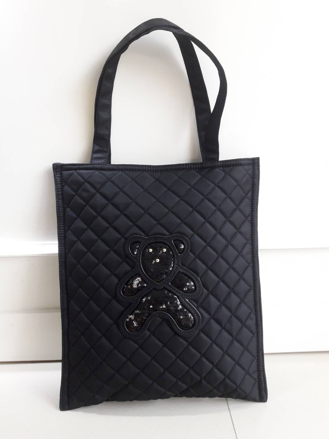 งานขายดีคะ ♡♡ กระเป๋าสะพาย/ทรง TOTE Bag จากแบรนด์ PRADA ตัวกระเป๋าเป็น nylon ทั้งใบ เป็นลายตารางขวางทั้งสองฝั่ง มีสายยาวสะพายได้ ด้านหน้าเป็นลายหมี ปักกลิ้ตเตอร์ อะไหล่ทองหรูมาก จุของคุ้ม ใส่หนังสือ หรือ MacBook ใส่Ipad tablet ได้หมดระ สวยคุ