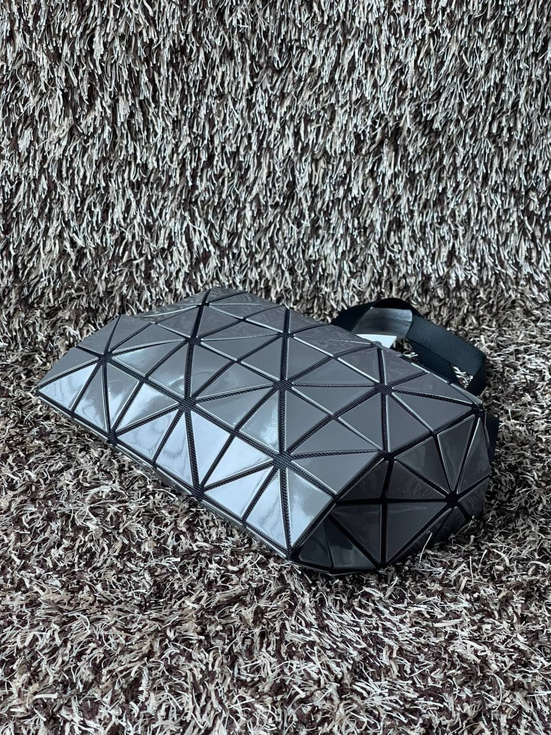 BAOBAO Issey Miyake CARTON GLOSS SHOULDER BAG มาในไซส์ขนาดกะทัดรัด โดดเด่นด้วยดีไซน์อันเป็นเอกลักษณ์ของแบรนด์ ที่สำคัญน้ำหนักเบา