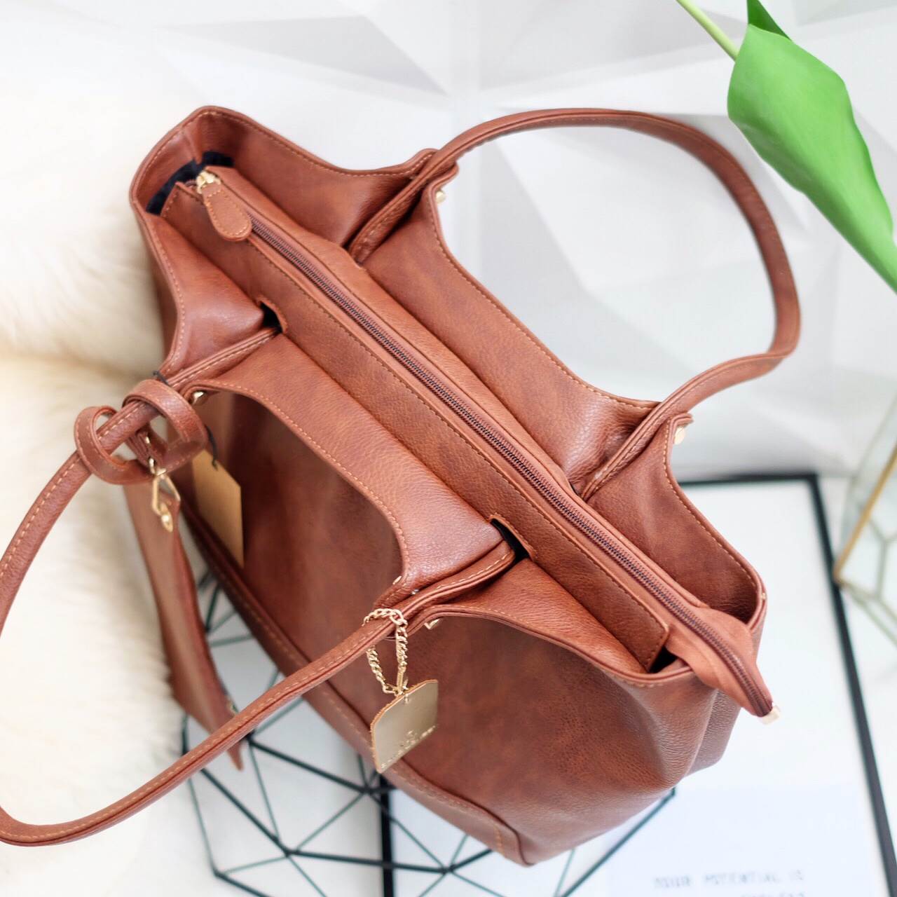 New Arrival ซื้อ 1 ได้ถึง 2 กระเป๋า ทรง Tote จากแบรนด์ David Jones ค่า ทรงนี้ นิยมถือกันมากๆ บอกเลยใบนี้ ของจริงสวยคะ หนังนิ้ม นิ่ม ค่า ดีต่อใจ 😁❤️ 〰〰〰〰〰 รุ่นใหม่ล่าสุด หนังนิ่มมาก ใบนี้ มีใบเล็กแถมให้อีก 1 ใบค่ะ จะถือ หรือสะพายก้อได้ จุของ