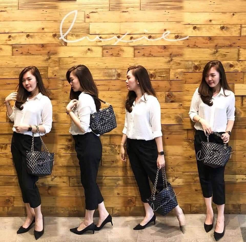 Chanel GWP Tote Bag With Chain New arrival! กระเป๋าสะพายทรง Tote VIP Gift With Purchase รุ่น Limited Edition VIP gift ของแท้จาก Chanel Perfume Counter วัสดุหนังเรียบลายตาราง ขนาดกำลังดี น้ำหนักเบา ด้านหน้ามีโลโก้ เปิดปิดด้วยกระดุมแม่เหล็ก ภายในมีโลโก้ และ