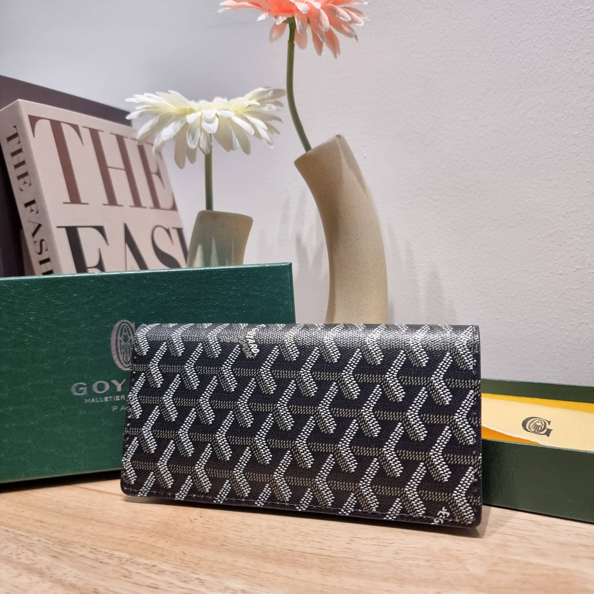 Goyard Bi Fold Long Wallet / GOYARD FLAP WALLET / Goyard Long Wallet กระเป๋าสตางค์ใบยาว รุ่น unisex ที่ใช้ได้ทั้งหนุ่มๆและสาวๆ ไอเท็มนี้ตอบโจทย์สำหรับคนที่ชอบเก็บบัตรเยอะๆ