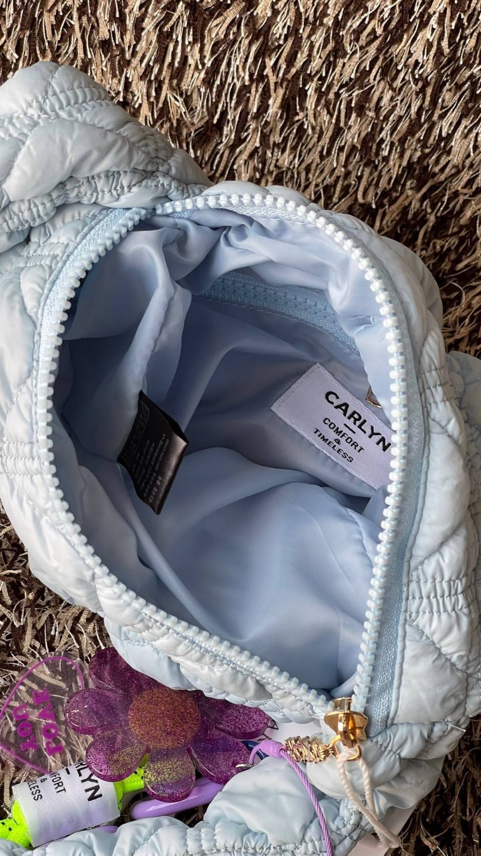 Carlyn Quilted Soft M Bag กระเป๋าสุดฮอตจากประเทศเกาหลี มีทรงที่กำลังพอดี ไม่เล็กหรือใหญ่เกินไป เลยสามารถใช้ในชีวิตประจำวันได้ง่าย ตัวกระเป๋านุ่มบุเหมือนผ้านวม น้ำหนักเบา