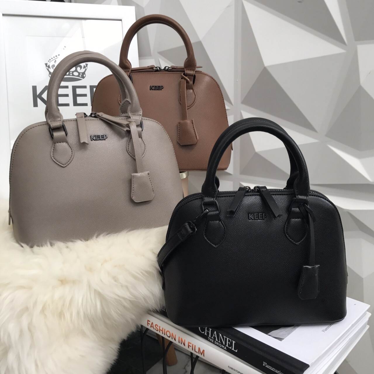 ซูมๆ ใกล้ๆ กันเลย กับ New collection KEEP ' Taylor ' ทำ size ใหม่ (9.5") อยากแนะนำมาก อยู่ระหว่าง มินิ กะ คลาสสิค ขนาด ดี๊-ดี ไม่เล็กไม่ใหญ่ไป แถม!! ดีไซน์รุ่นนี้ เป็นอะไหล่ดำ แต่งกะ look casual style ได้แมตช์ม๊ากกกก มี 3 สี Earth tone ให้เ