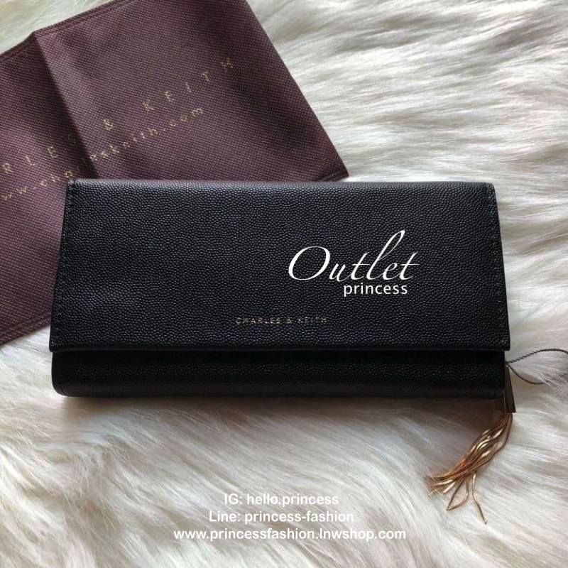 CHARLES & KEITH LONG WALLET กระเป๋าสตางค์ใบยาวแบบ 2 พับ หนังคาเวียร์ อะไหล่สีทอง และพู่สวยหรูมากค่ะด้านหน้าปั้มโลโก้แบรนด์ เปิดปิดด้วยฝาปิด ภายในมี1ช่องซิปแชะช่องเก็บบัตรหลายช่องใช้งานใส่ช่องใส่ธนบัตร แยกเป็นสัดส่วน ใบนี้สุดคุ้มเลยค่า