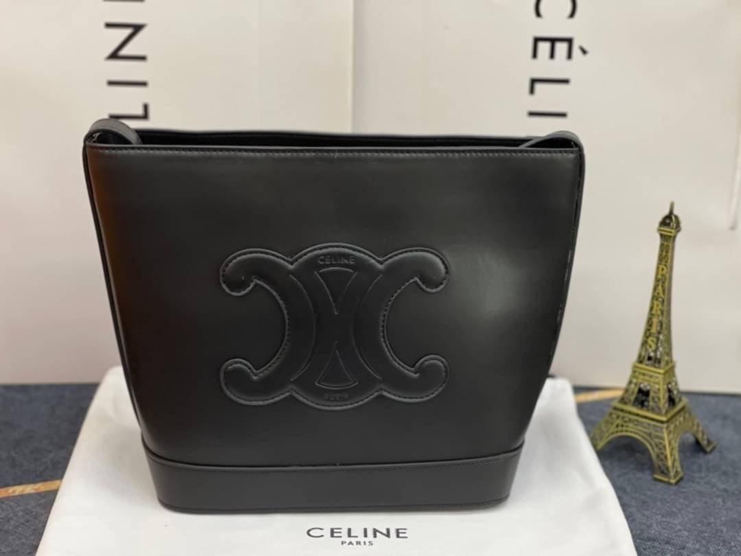 หนังแท้ CELINE SMALL BUCKET CUIR TRIOMPHE IN SMOOTH CALFSKIN / CELINE BUCKET BAG CUIR TRIOMPHE พร้อมส่งที่ไทย คอลเลคชั่นใหม่ ฮิตข้ามปี กับกระเป๋าสะพายทรงถัง ใช้งานง่ายที่สุด สายสะพายในตัว ปรับใช้ได้เลย วัสดุหนังวัว เรียบหรู ผู้ดีไปอีก โดดเด่นด้วยโลโก้เอกล