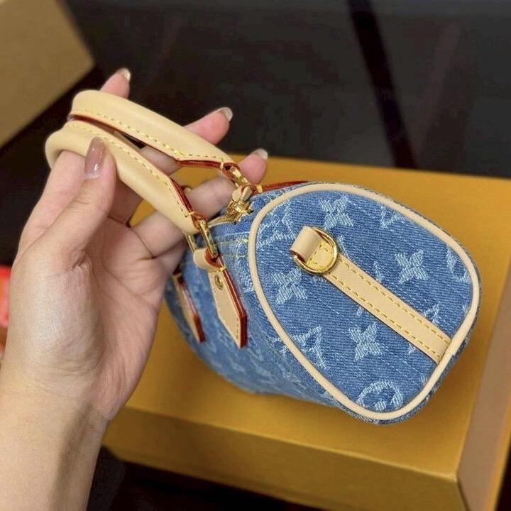 LV x TM Micro Speedy Denim Cerise Bag Charm Monogram cherry denim กระเป๋าถือทรงหมอนใบจิ๋วน่ารักปุ๊กปิ๊ก ให้ลุคคุณหนูลูกคุณน่ารักเวอร์lะกดทุกสายตาโดดเด่นมีชีวิตชีวา ด้วยเดนิมวินเทจปักลายเชอร์รี่สีสันสดใสสะดุดตาสะท้อนสไตล์ไอคอนิก